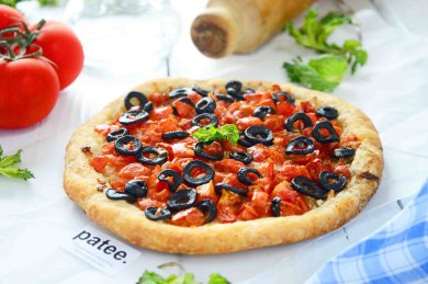 Рецепт Лепешка из слоеного теста с помидорами и оливками