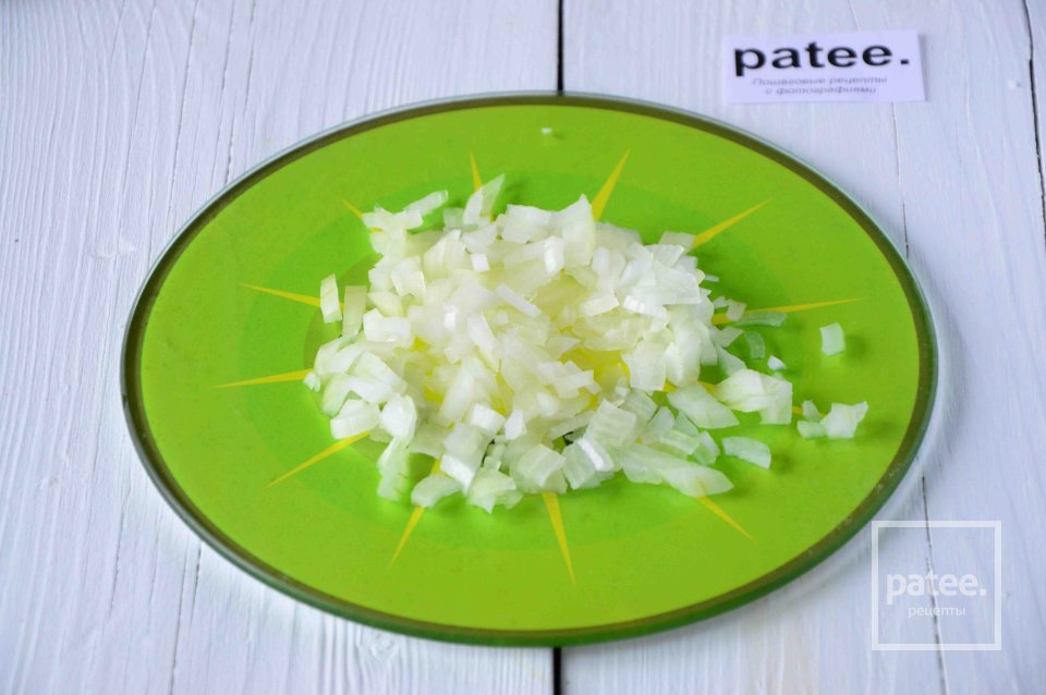 Лепешка из слоеного теста с помидорами и оливками - Шаг 2