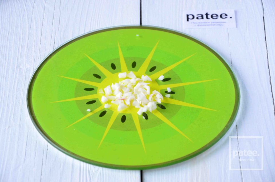 Лепешка из слоеного теста с помидорами и оливками - Шаг 3