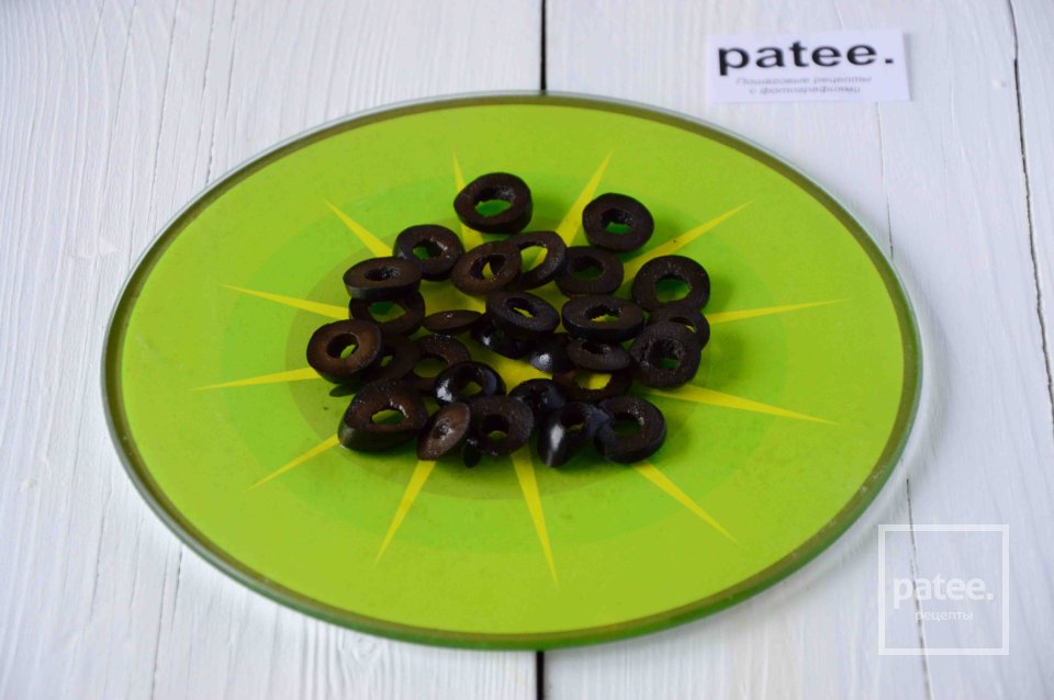 Лепешка из слоеного теста с помидорами и оливками - Шаг 5