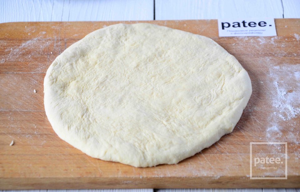 Лепешка из слоеного теста с помидорами и оливками - Шаг 6