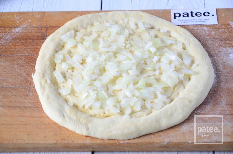 Лепешка из слоеного теста с помидорами и оливками - Шаг 7