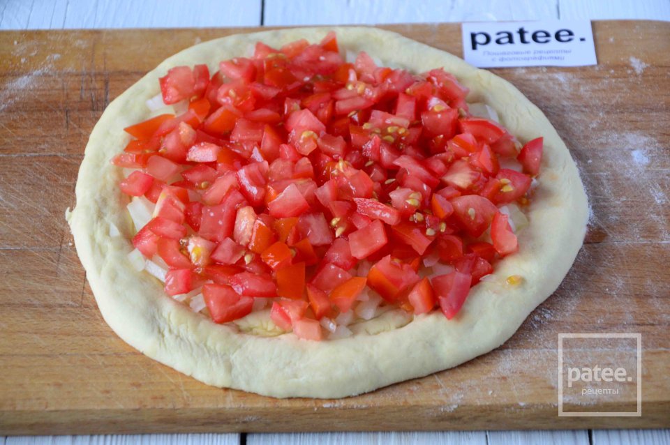 Лепешка из слоеного теста с помидорами и оливками - Шаг 8