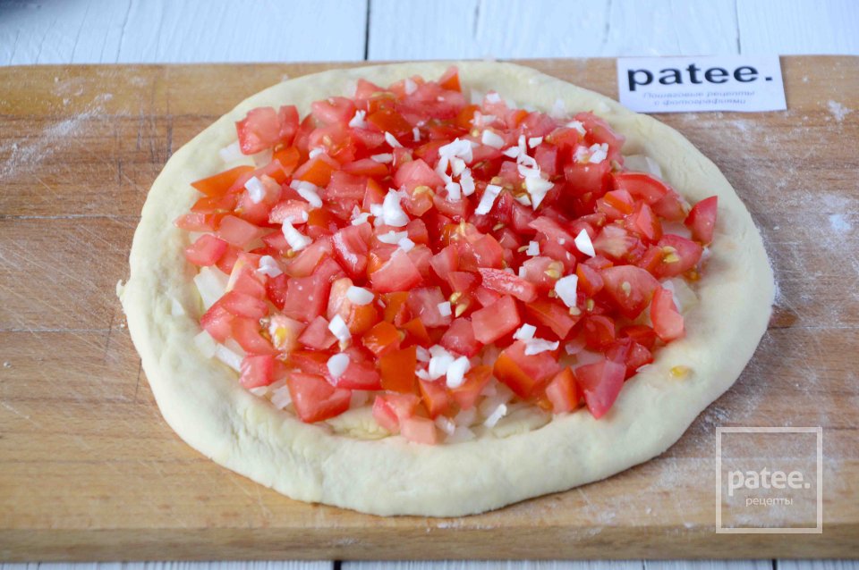 Лепешка из слоеного теста с помидорами и оливками - Шаг 9