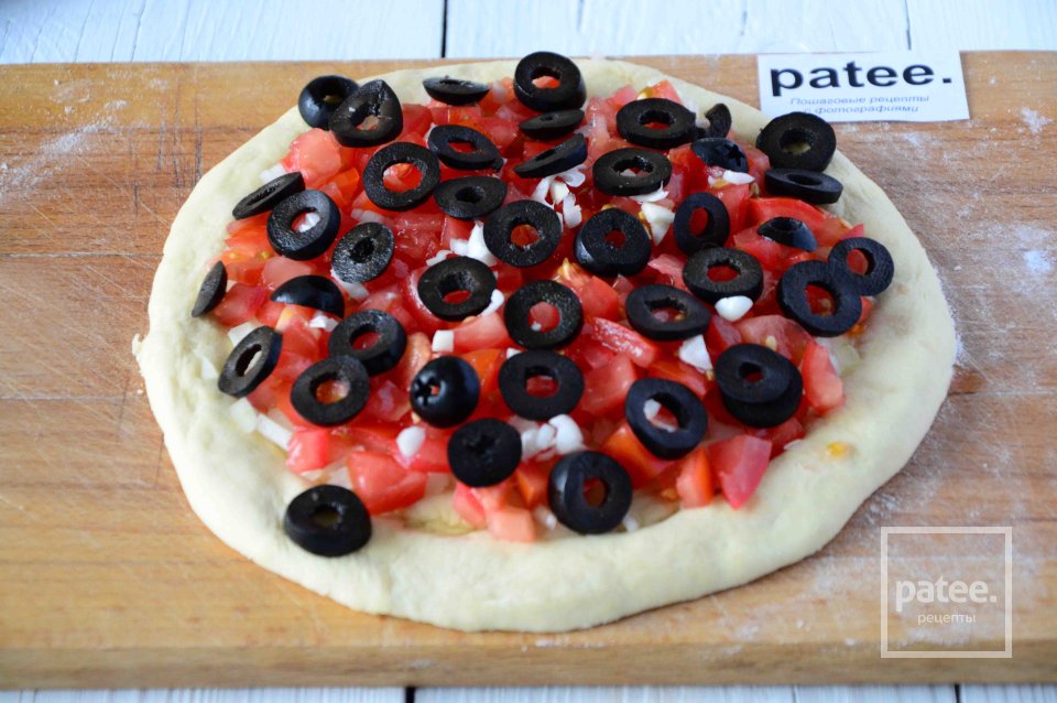 Лепешка из слоеного теста с помидорами и оливками - Шаг 10