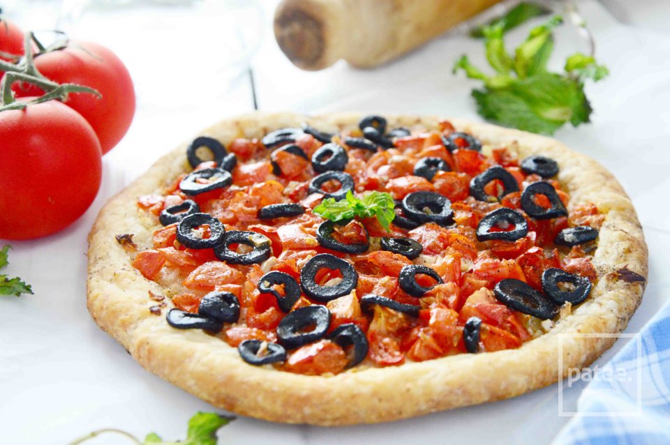 Лепешка из слоеного теста с помидорами и оливками - Шаг 12