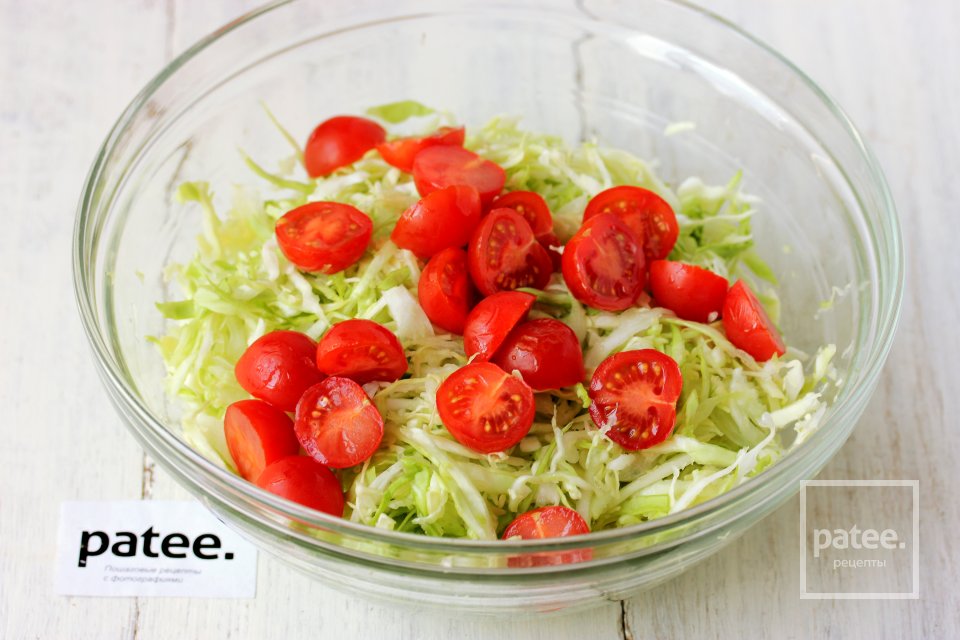 Салат из молодой капусты с помидорами черри и кукурузой - Шаг 6