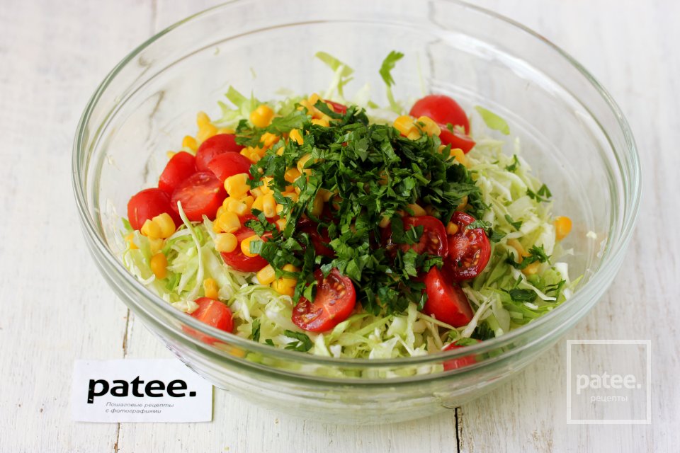 Салат из молодой капусты с помидорами черри и кукурузой - Шаг 8