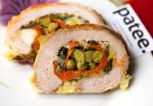 Рулет из свиной корейки с овощами