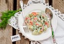 Салат с молодым картофелем и лососем