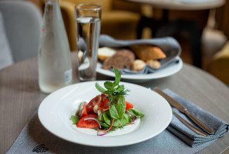 Летний салат со сметанной заправкой