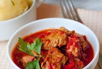 Свинина, тушенная со сладким перцем