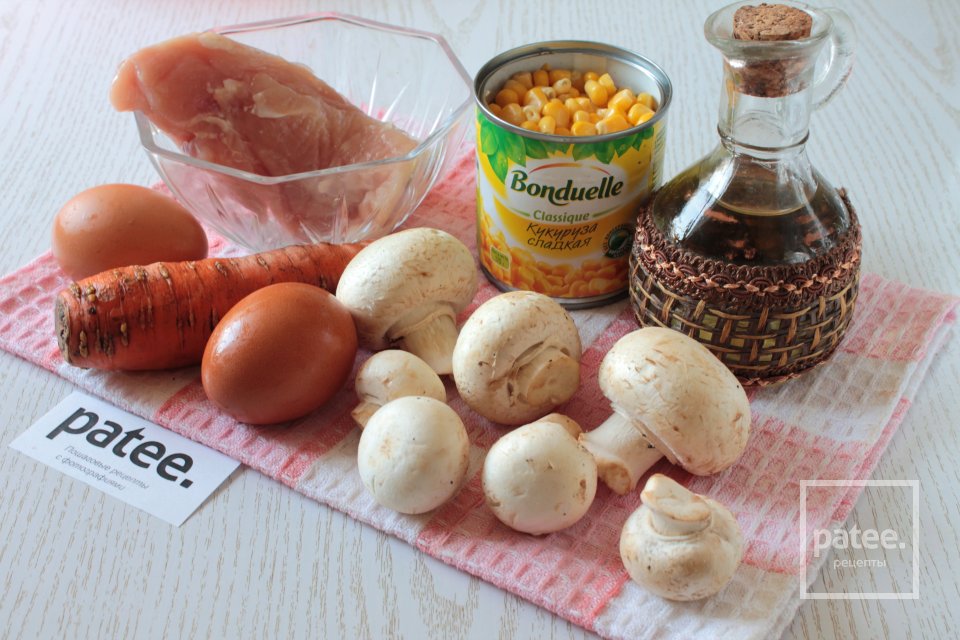 Салат с курицей, грибами, морковью и кукурузой - Шаг 1