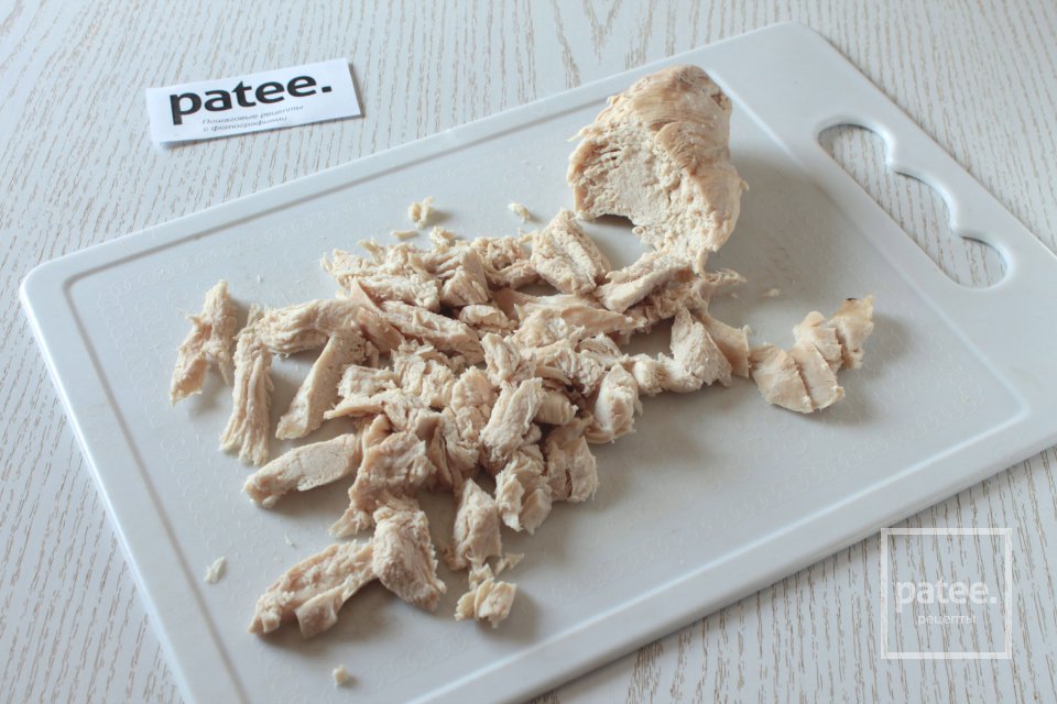 Салат с курицей, грибами, морковью и кукурузой - Шаг 2