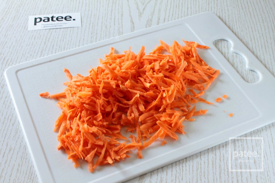 Салат с курицей, грибами, морковью и кукурузой - Шаг 3