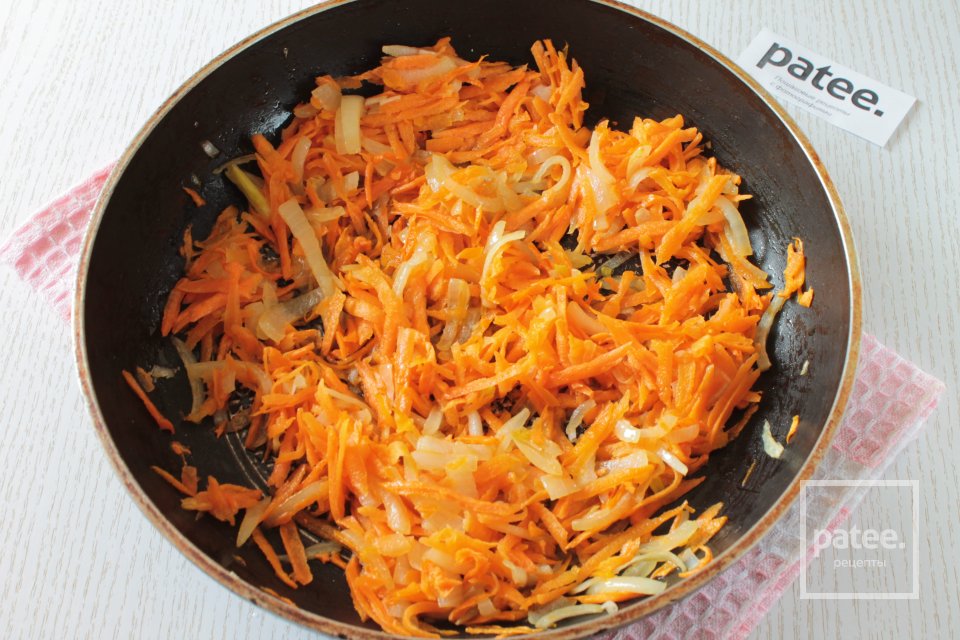 Салат с курицей, грибами, морковью и кукурузой - Шаг 5