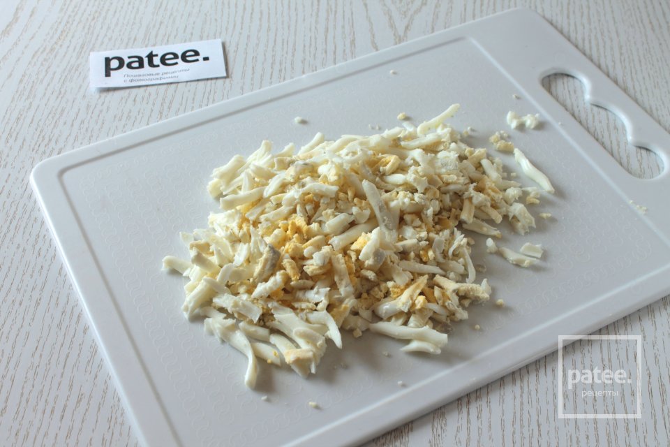 Салат с курицей, грибами, морковью и кукурузой - Шаг 8