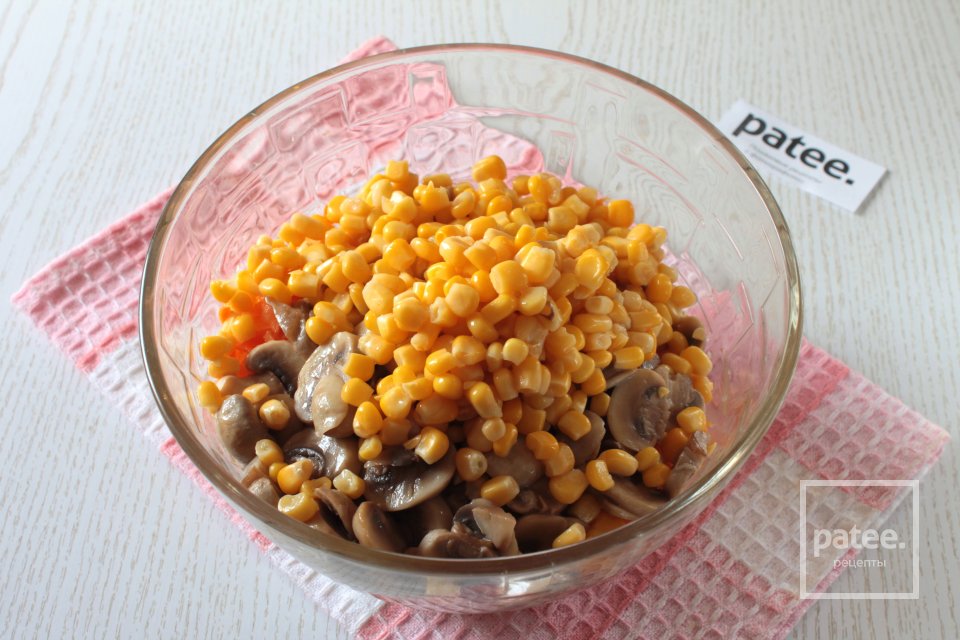 Салат с курицей, грибами, морковью и кукурузой - Шаг 9