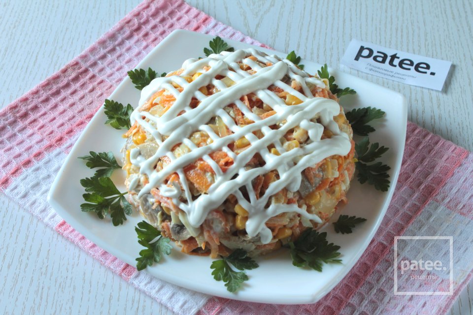 Салат с курицей, грибами, морковью и кукурузой - Шаг 11