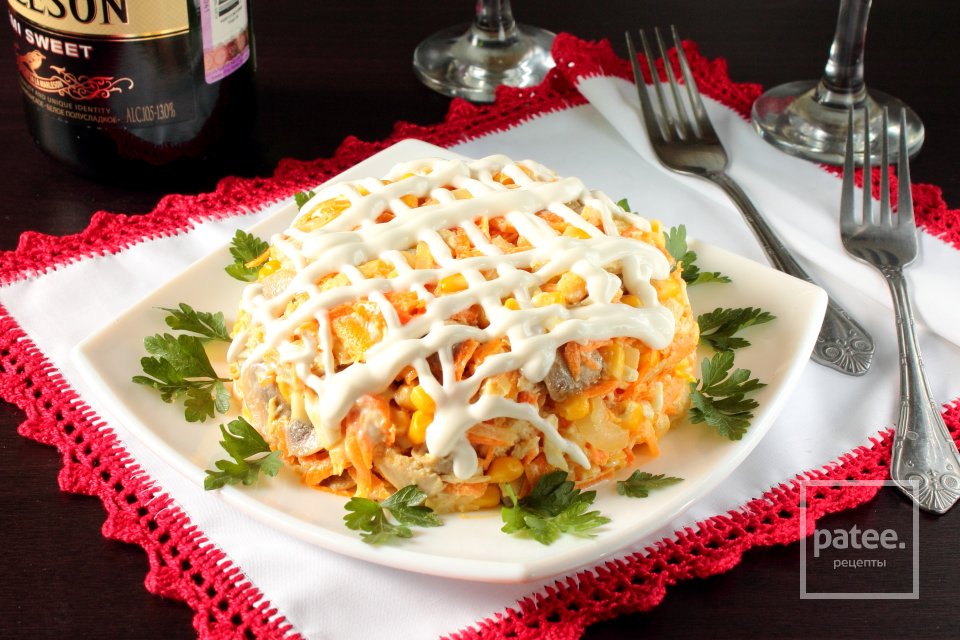 Салат с курицей, грибами, морковью и кукурузой - Шаг 12