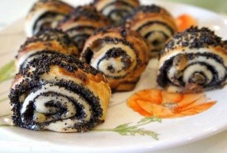 Булочки с маком из слоенного теста.