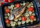 Дорада с картофелем и помидорами