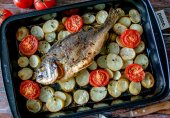 Дорада с картофелем и помидорами