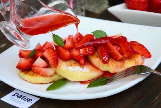 Сырники с клубникой