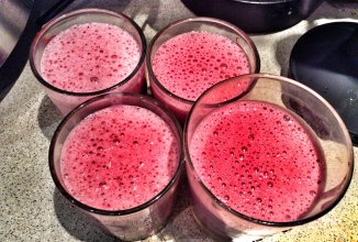 Бананово-вишневый молочный коктейль