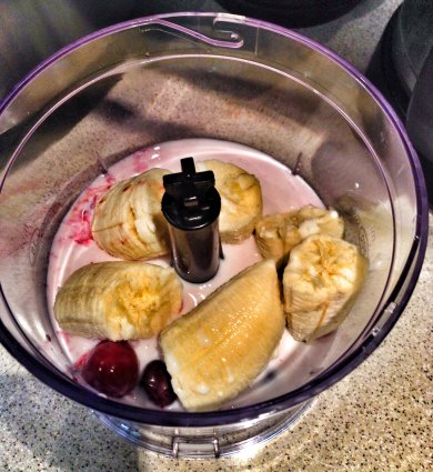 Бананово-вишневый молочный коктейль - Шаг 1