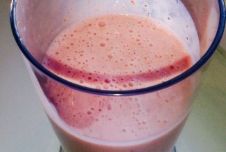 Коктейль банан-клубника с медом