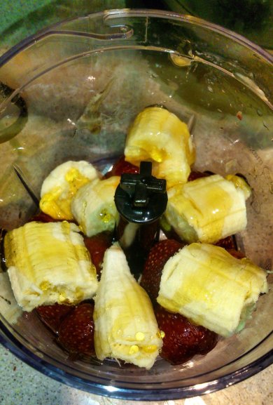 Коктейль банан-клубника с медом - Шаг 2