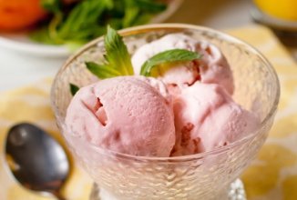 Клубничное мороженое