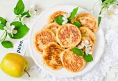 Диетические сырники с яблоками