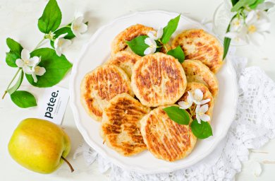 Рецепт Диетические сырники с яблоками