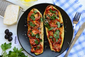 Лодочки из кабачков с помидорами