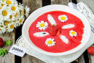 Клубничный суп с творожными клецками