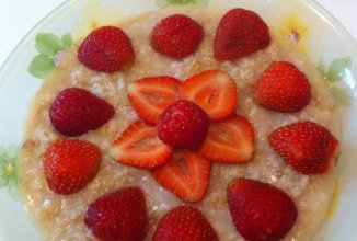 Овсяная кашка с клубникой