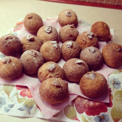 Творожные пончики с вареной сгущенкой