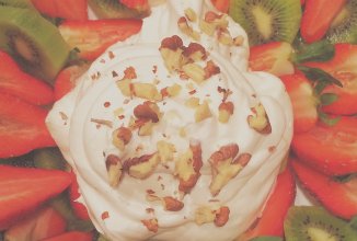 Взбитые сливки с фруктами