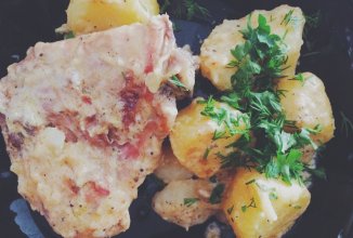 Курица с молодым картофелем тушеная в сметане