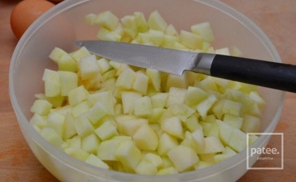 Шарлотка с яблоками. - Шаг 4