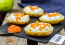 Запеченный картофель с красной икрой