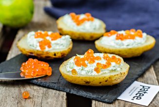 Запеченный картофель с красной икрой