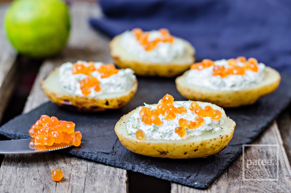 Запеченный картофель с красной икрой - Шаг 13