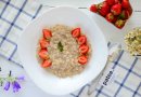 Овсяная каша с бананом и клубникой