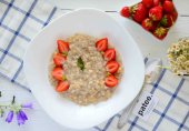 Овсяная каша с бананом и клубникой