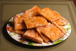 Пирог из слоеного теста. Начинка из груши и сыра.