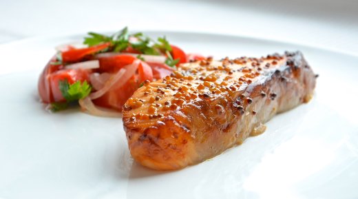 Жирная рыба может сохранить зрение в старости