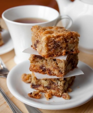 БЛОНДИ С ГРЕЦКИМИ ОРЕХАМИ И ШОКОЛАДОМ - Шаг 10